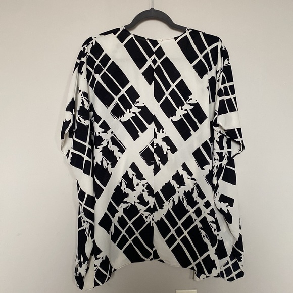Soprano Kimono Black and Ivory Patterned Dolman Short Sleeve size small - Picture 2 of 5